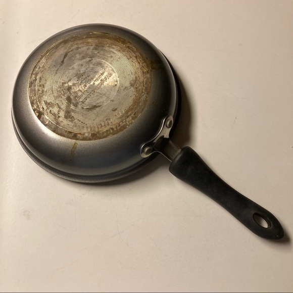 Pair of 8" & 10" Weight Watcher Aluminum Frying Pans - Picture 3 of 16